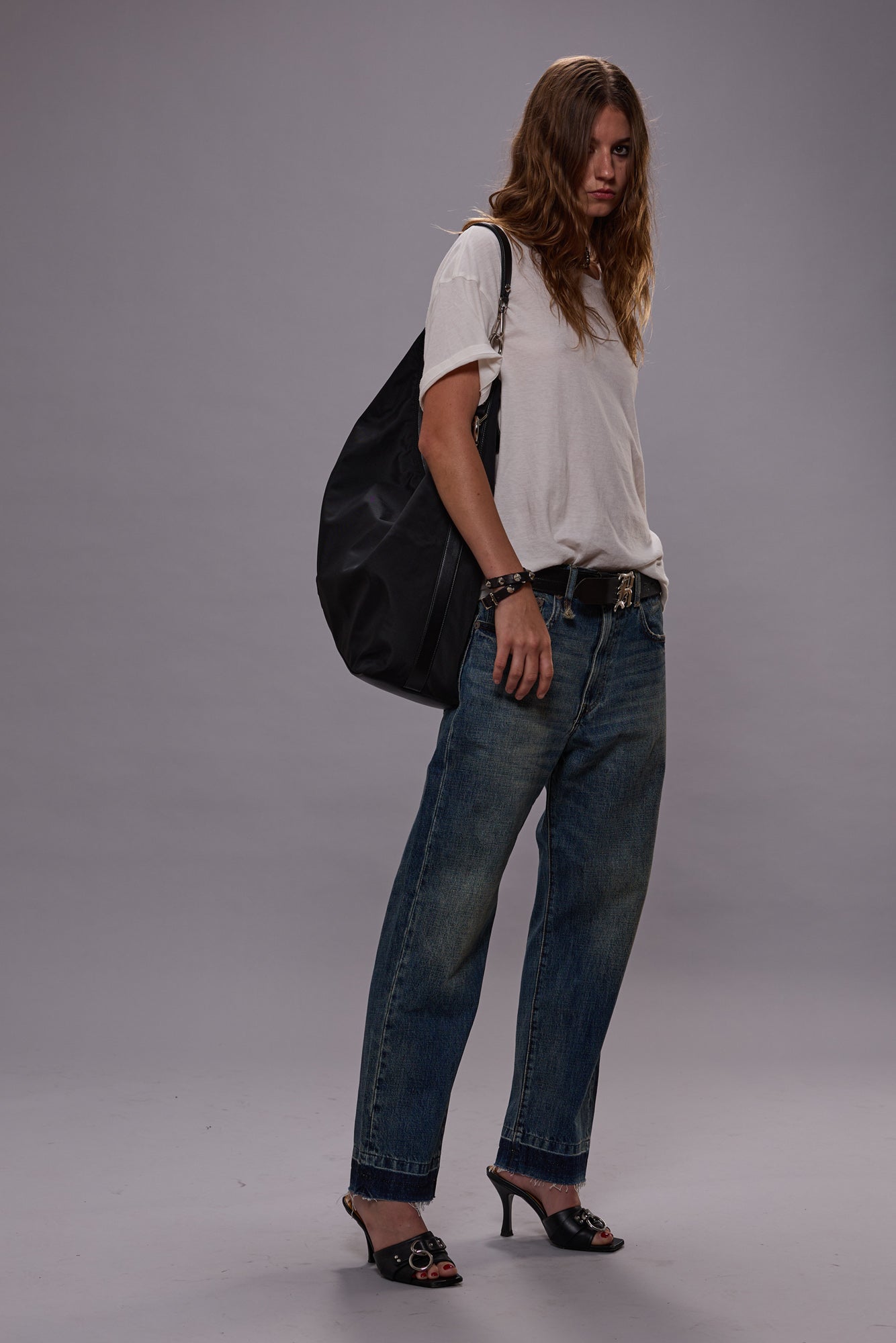 Tee-shirt manches courtes oversize blanc en coton et cachemire R13. Porté avec un jean Boyfriend bleu.