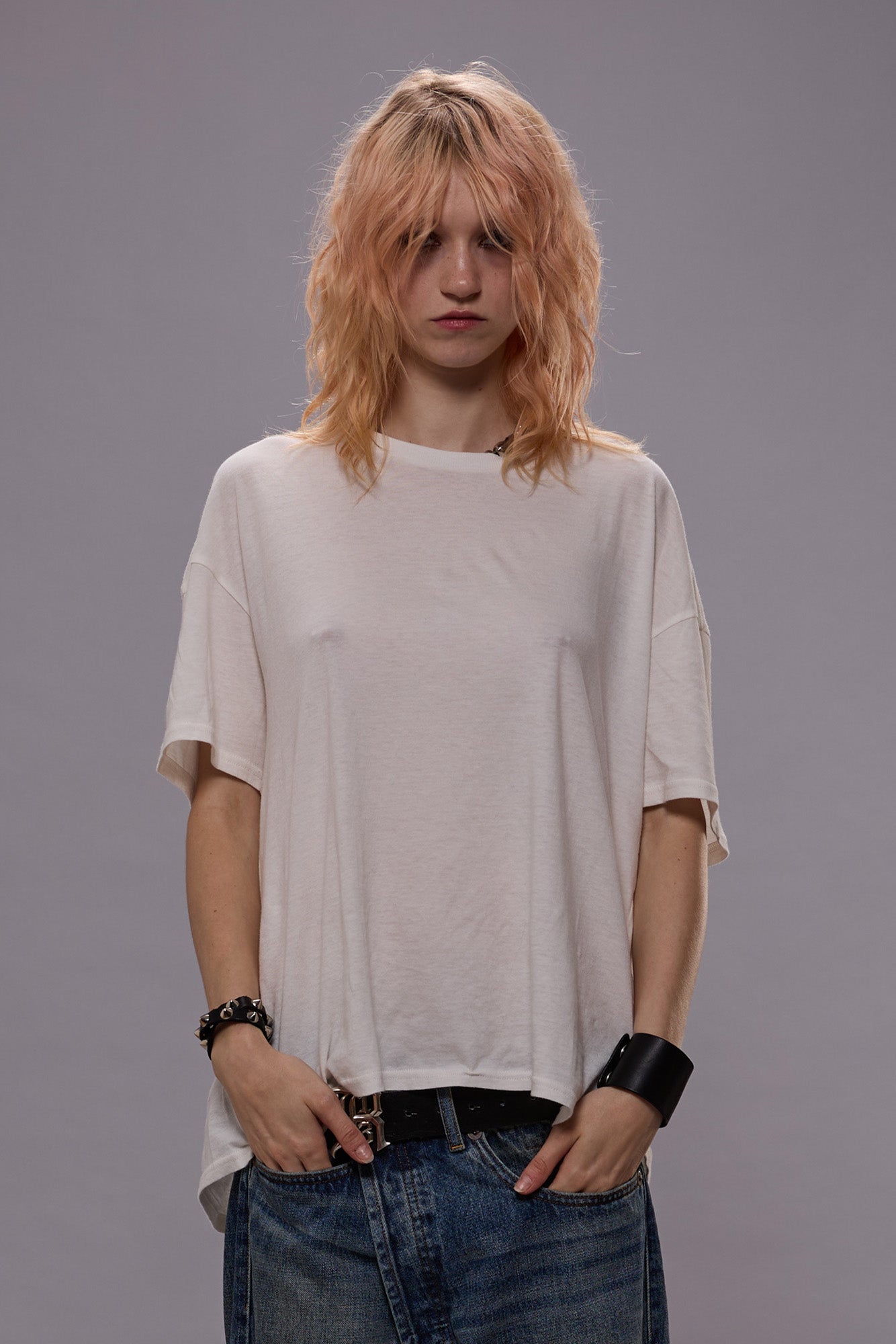 Tee-shirt manches courtes oversize blanc en coton et cachemire R13. Porté de face.