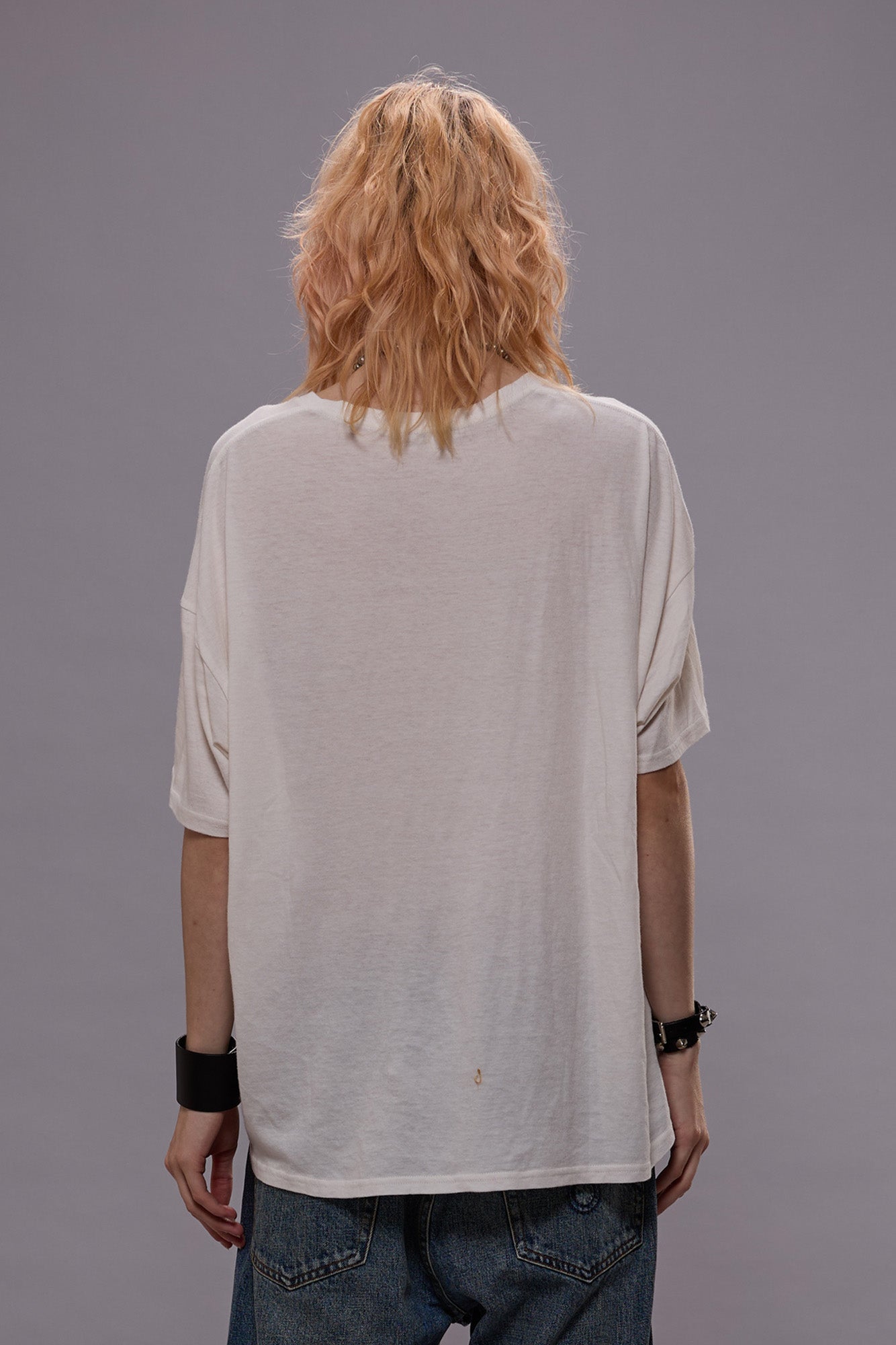 Tee-shirt manches courtes oversize blanc en coton et cachemire R13. Porté de dos.