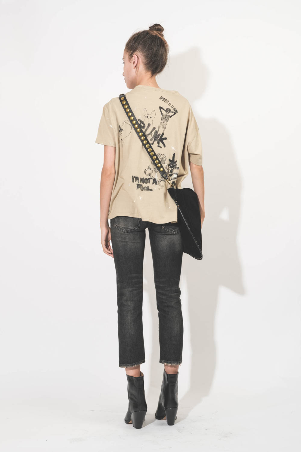 Tee-shirt droit manches courtes en coton beige imprimé rock-punk Stamp Print R13. Porté de dos.