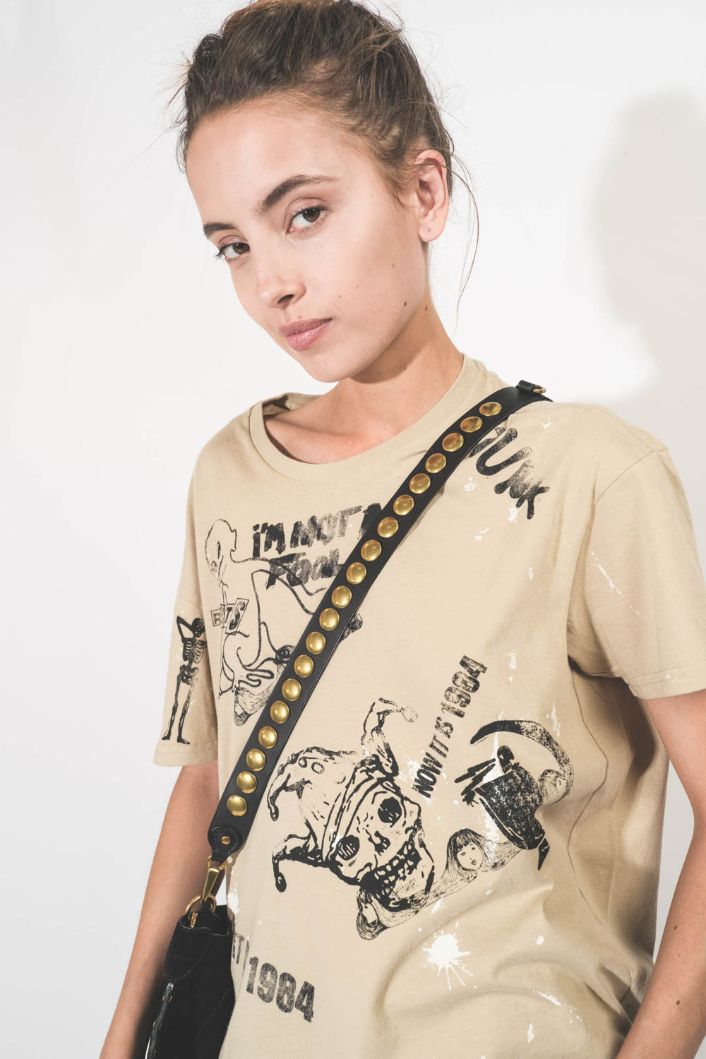 Tee-shirt droit manches courtes en coton beige imprimé rock-punk Stamp Print R13. Détail des dessins.