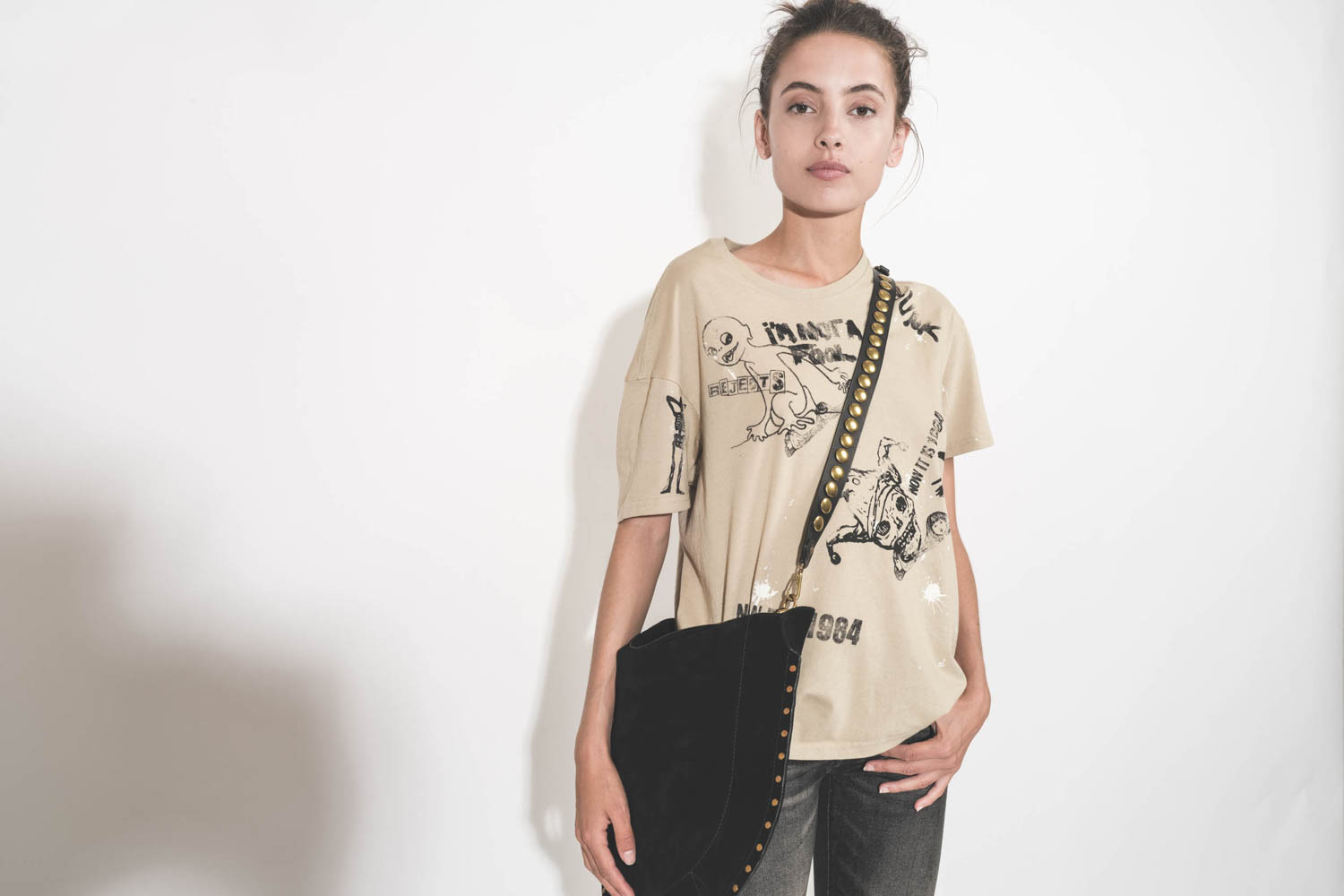 Tee-shirt droit manches courtes en coton beige imprimé rock-punk Stamp Print R13. 