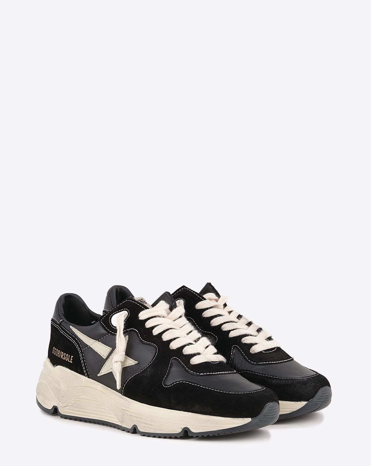 Sneakers Running Sole Golden Goose en cuir noir et blanc. Vue face. 