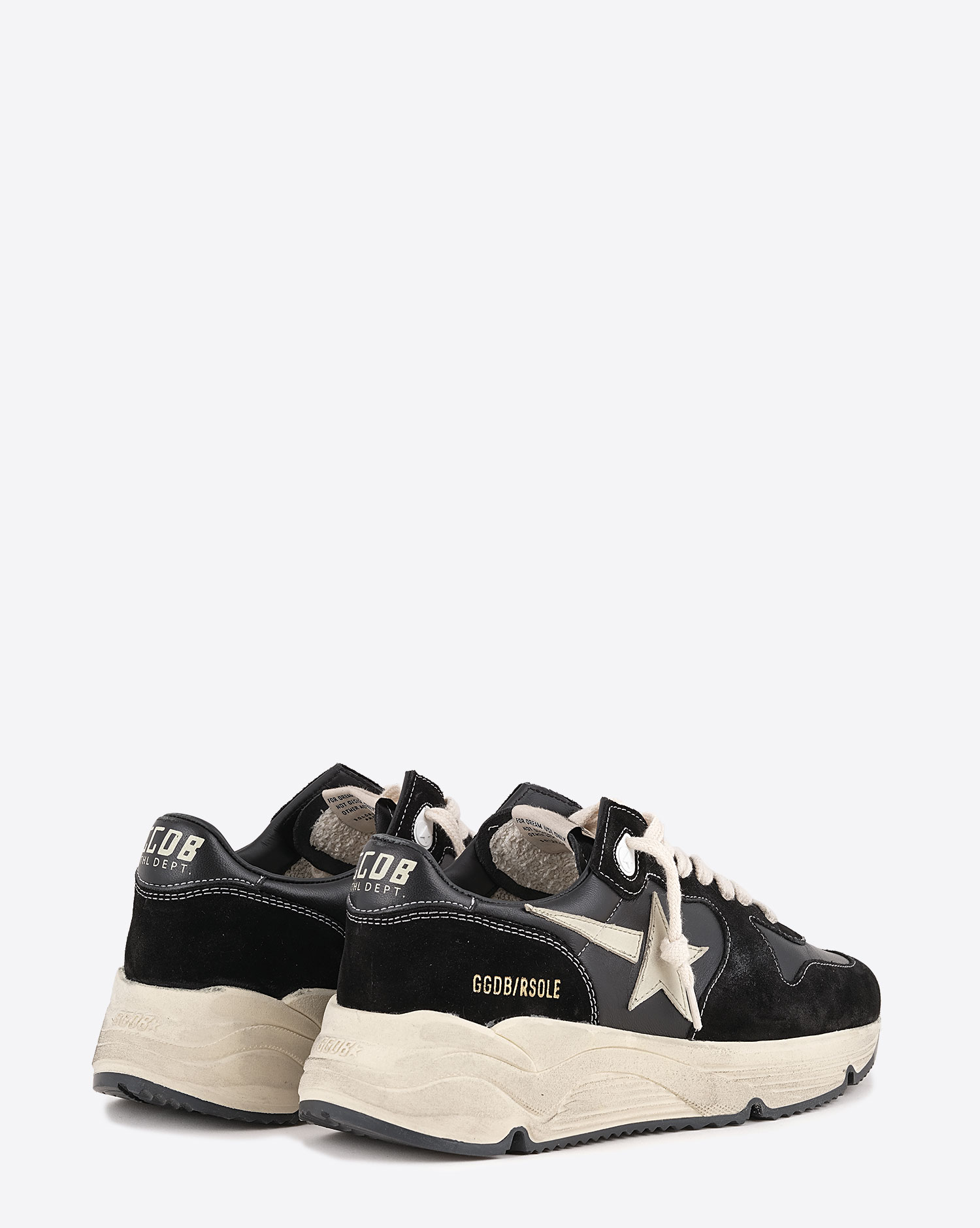 Sneakers Running Sole Golden Goose en cuir noir et blanc. Vue dos. 