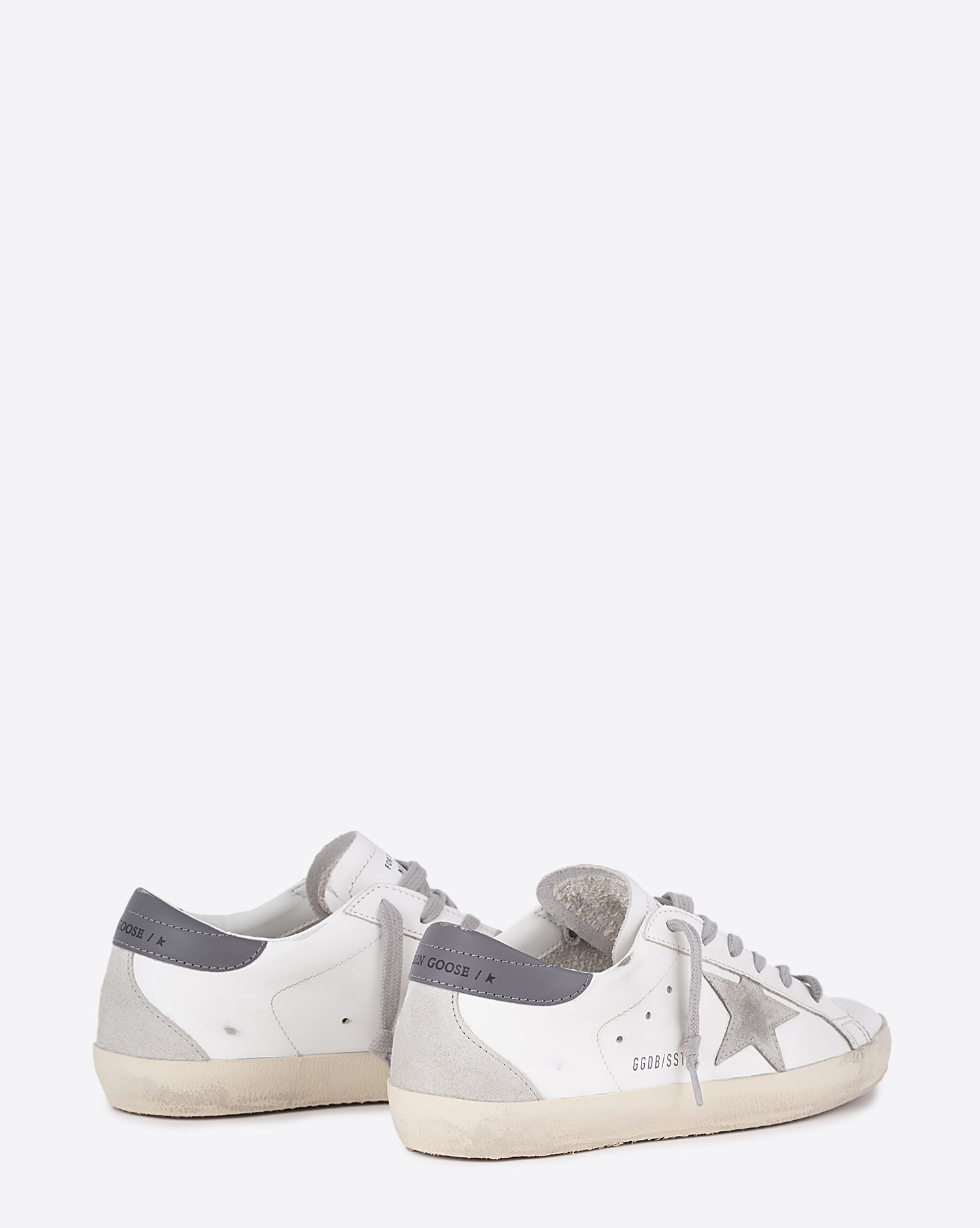 Sneakers en cuir blanc arrière gris foncé étoile en cuir suédé Superstar Golden Goose femme. Arrière.