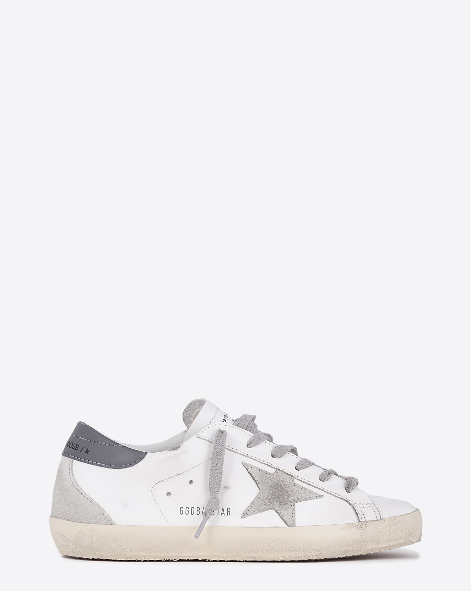 Sneakers en cuir blanc arrière gris foncé étoile en cuir suédé Superstar Golden Goose femme. Profil.