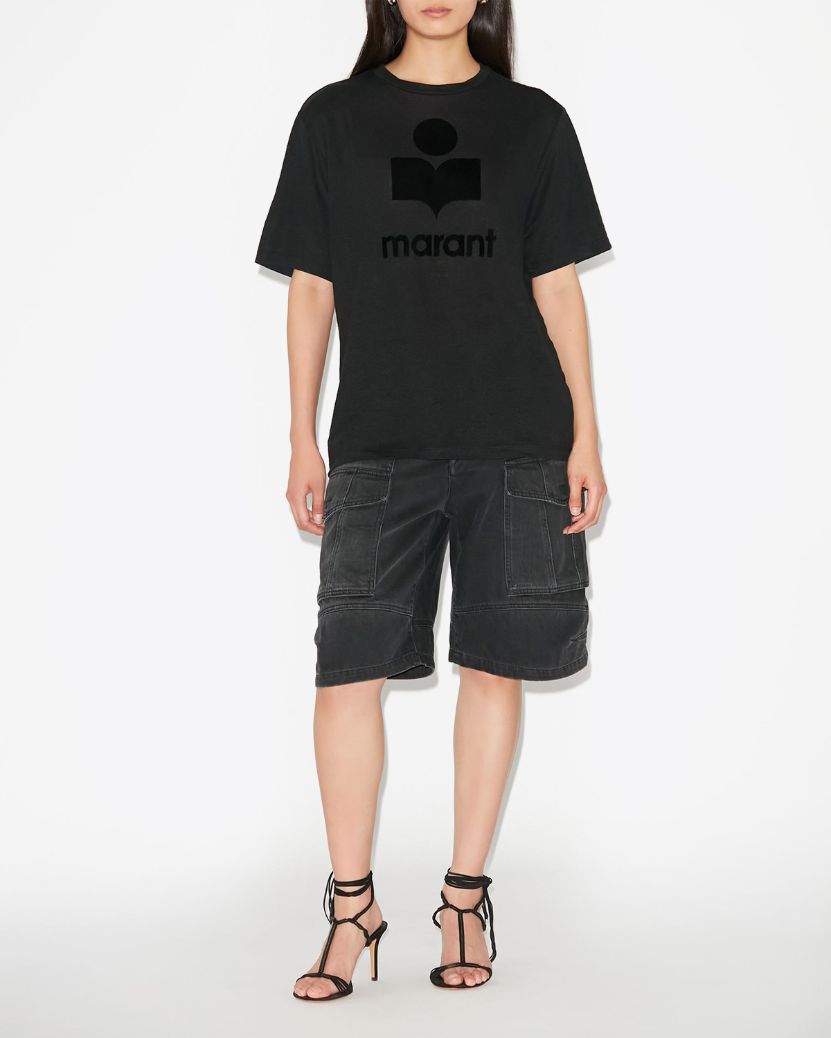 Tee-shirt manches courtes droit en lin noir logo velours noir Zewel Isabel Marant Etoile. Porté avec un bermuda noir.