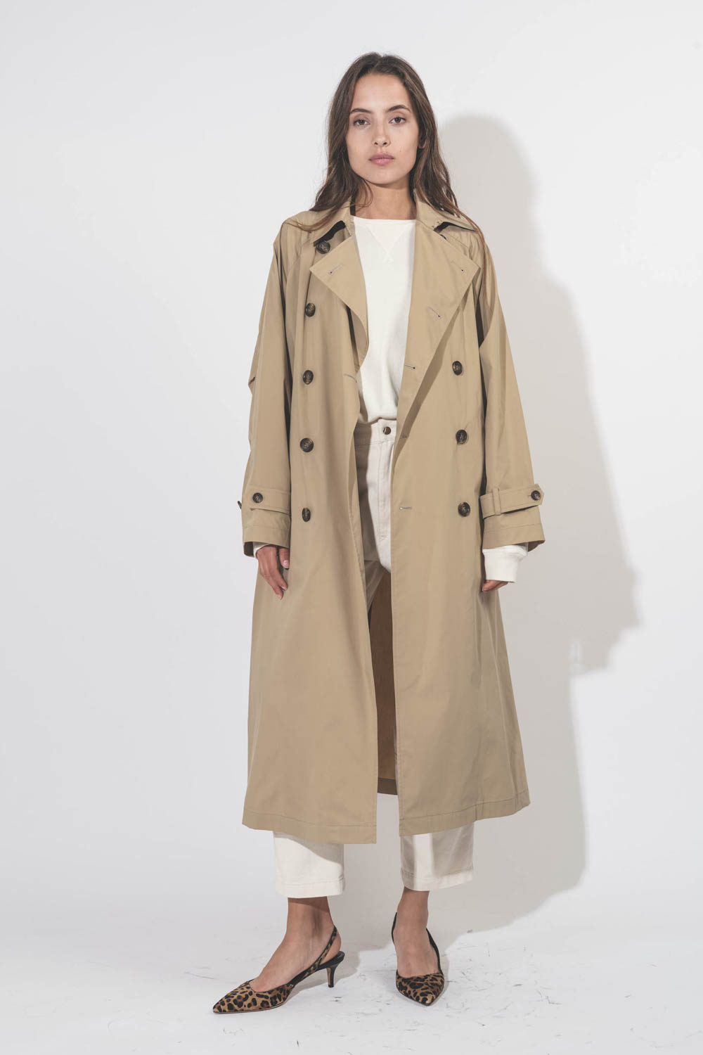 Trench oversized beige Vis à Vis. Porté de face ouvert.