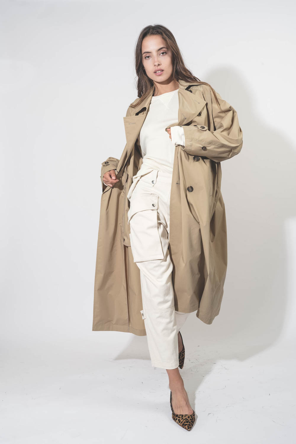 Trench oversized beige Vis à Vis. Porté sur un total look écru.