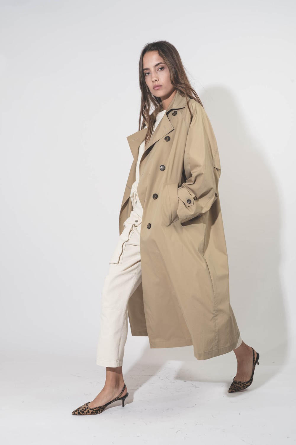 Trench oversized beige Vis à Vis. Porté de profil.