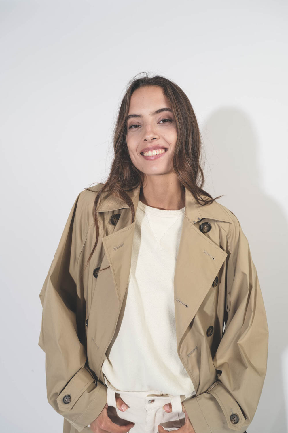 Trench oversized beige Vis à Vis. Détail du col.