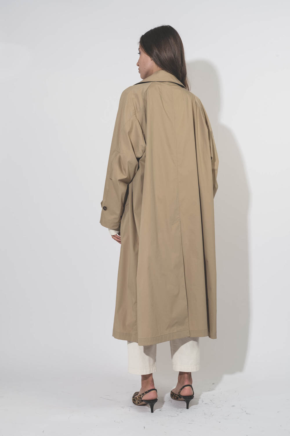 Trench oversized beige Vis à Vis. Porté de dos.